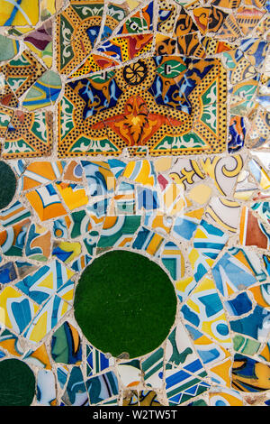 Detail der Mosaik Gaudís in der Bank im Park Güell, Barcelona, Katalonien, Spanien Stockfoto