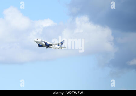 Otopeni, Rumänien - 22. Mai 2019: Eine TAROM Commercial Airplane ist vom internationalen Flughafen Henri Coanda entfernt. Stockfoto