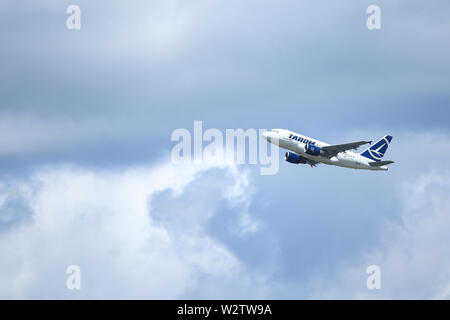 Otopeni, Rumänien - 22. Mai 2019: Eine TAROM Commercial Airplane ist vom internationalen Flughafen Henri Coanda entfernt. Stockfoto