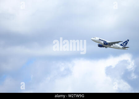 Otopeni, Rumänien - 22. Mai 2019: Eine TAROM Commercial Airplane ist vom internationalen Flughafen Henri Coanda entfernt. Stockfoto