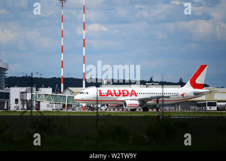 Otopeni, Rumänien - Mai 22, 2019: Ein Lauda Commercial Airplane ist vom internationalen Flughafen Henri Coanda entfernt. Stockfoto