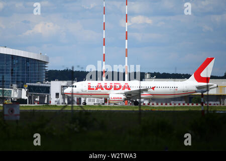 Otopeni, Rumänien - Mai 22, 2019: Ein Lauda Commercial Airplane ist vom internationalen Flughafen Henri Coanda entfernt. Stockfoto