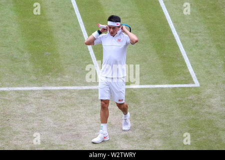 Wimbledon, UK. 10. Juli 2019. Kei Nishikori von Japan während der Herren Einzel Viertelfinale von Wimbledon Lawn Tennis Championships gegen Roger Federer der Schweiz bei der All England Lawn Tennis und Croquet Club in London, England am 10. Juli 2019. Quelle: LBA/Alamy leben Nachrichten Stockfoto