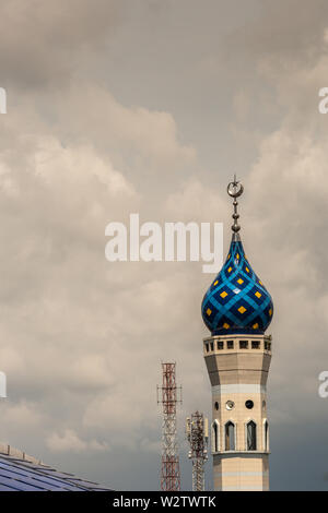 Makassar, Sulawesi, Indonesien - 28. Februar 2019: Detailansicht der Minarett der Moschee Masjid Babulssalam Pelabuhan. Regen storn nähert sich cloudscape. Ein Stockfoto