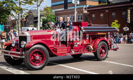 Antike Feuer Lkw von Feuerwehr auf der Straße beim Gold Cup Parade des PEI alte Home Woche und im Sommer in der Innenstadt von Charlottetown zu feiern. Stockfoto