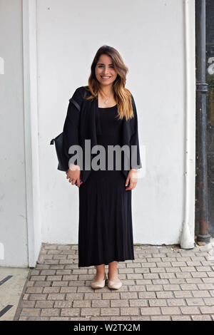 Kaukasische Frau stehend an der Ecke des Platzes, Bournemouth, Großbritannien, mit einem zwanglosen Komfortable minimalistische Mode Stil Stockfoto