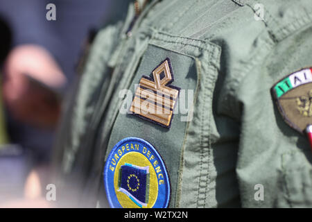 Boboc, Rumänien - Mai 22, 2019: Details mit einer Europäischen Verteidigungsagentur Abzeichen auf der italienischen Luftwaffe Officer uniform. Stockfoto