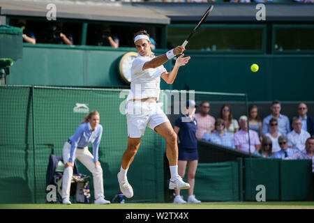 Wimbledon, UK. 10. Juli 2019. Roger Federer von der Schweiz während der Herren Einzel Viertelfinale von Wimbledon Lawn Tennis Championships gegen Kei Nishikori Japans in der All England Lawn Tennis und Croquet Club in London, England am 10. Juli 2019. Quelle: LBA/Alamy leben Nachrichten Stockfoto
