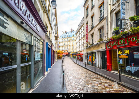 Quartier Latin im 5. Arrondissement von Paris Frankreich am frühen Morgen, wenn die Geschäfte und Cafés sind über für Geschäft zu öffnen. Stockfoto
