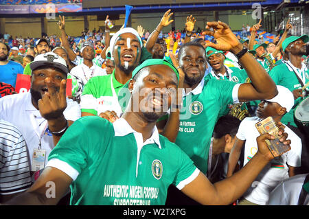 Kairo, Ägypten. 10. Juli 2019. Unterstützer von Nigeria Nigeria vs Südafrika. Insgesamt Afrika Cup der Nationen Ägypten 2019 im International Stadium von Kairo. Foto: Chokri Mahjoub Credit: Chokri Mahjoub/ZUMA Draht/Alamy leben Nachrichten Stockfoto