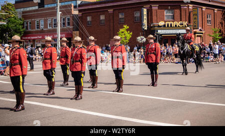 Royal Canadian Mounted Police (RCMP) Offiziere in Gold Cup Parade marschiert der PEI alte Home Woche in Charlottetown, Prince Edward Island zu feiern. Stockfoto