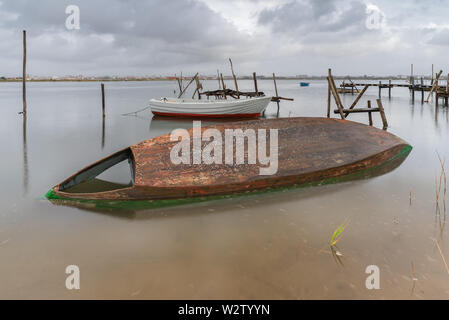 Fishing Pier und Boote auf der Boco River in der Nähe von Aveiro, Portugal Stockfoto