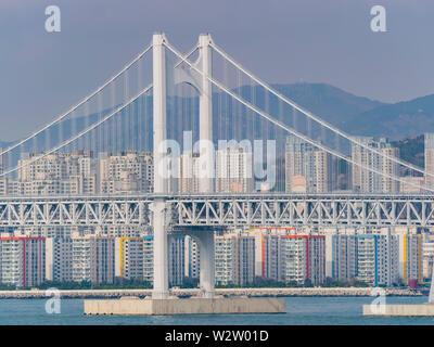 Viele Gebäude mit der Brücke in die berühmte Gwangan Haeundae Bezirk bei Busan, Südkorea Stockfoto