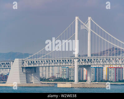 Viele Gebäude mit der Brücke in die berühmte Gwangan Haeundae Bezirk bei Busan, Südkorea Stockfoto