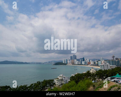 Viele Gebäude mit der Brücke in die berühmte Gwangan Haeundae Bezirk bei Busan, Südkorea Stockfoto