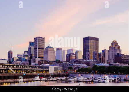 MONTREAL, KANADA - 15. Juni 2018: Die Kais und historische Altstadt in der Nähe der Waterfront ist ein beliebtes Touristenzentrum an einem Sommerabend. Stockfoto