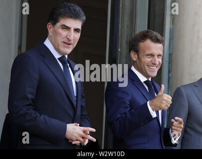 Paris, Frankreich. 10. Juli 2019. Der französische Präsident Emmanuel Längestrich (R) und Nechirvan Barzani, Präsident des Irak semi-autonome Region Kurdistan, sind nach ihrem Treffen im Elysee-palast in Paris, Frankreich, 10. Juli 2019. Credit: Jack Chan/Xinhua/Alamy leben Nachrichten Stockfoto