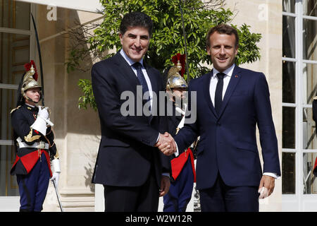 Paris, Frankreich. 10. Juli 2019. Der französische Präsident Emmanuel Längestrich (R, vorne) schüttelt Hände mit Nechirvan Barzani (L, vorne), Präsident des Irak semi-autonome Region Kurdistan, im Elysee-palast in Paris, Frankreich, 10. Juli 2019. Credit: Jack Chan/Xinhua/Alamy leben Nachrichten Stockfoto
