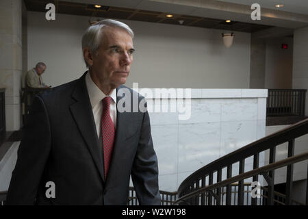 Washington, District of Columbia, USA. 10. Juli 2019. United States Senator Rob Portman (Republikaner aus Ohio) fährt eine geschlossene Tür Briefing auf amerikanischen Wahl Sicherheit auf dem Capitol Hill in Washington, DC, USA am 10. Juli 2019. Credit: Stefani Reynolds/CNP/ZUMA Draht/Alamy leben Nachrichten Stockfoto