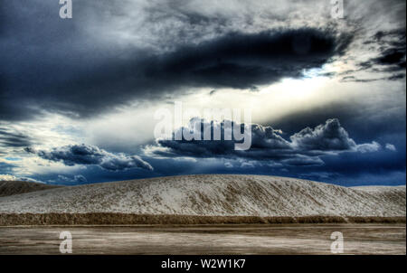 Wolken über White Sands Stockfoto
