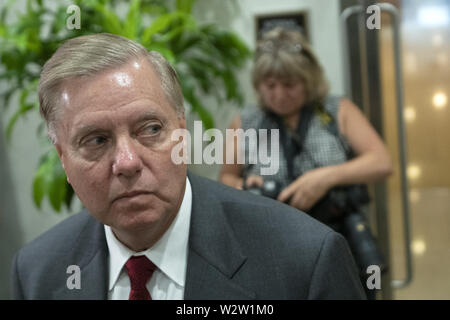 Washington, District of Columbia, USA. 10. Juli 2019. United States Senator Lindsey Graham (Republikaner von South Carolina) kommt zu einer geschlossenen Tür Briefing auf amerikanischen Wahl Sicherheit auf dem Capitol Hill in Washington, DC, USA am 10. Juli 2019. Credit: Stefani Reynolds/CNP/ZUMA Draht/Alamy leben Nachrichten Stockfoto