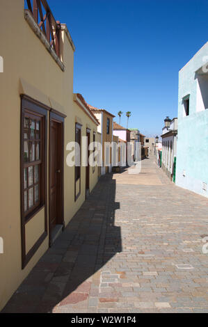 Fassaden der traditionellen Häuser von den Kanarischen Inseln auf einer schmalen Straße einer Stadt auf der Insel Teneriffa Stockfoto