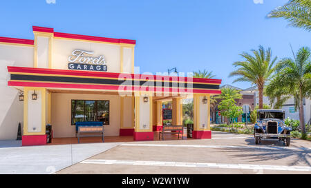 Ford's Garage. Restaurant für Burger und Handwerk Bier im Einkaufsviertel von Sonnenuntergang entfernt in der Nähe von Margaritaville Resort Orlando. Mit vin Stockfoto