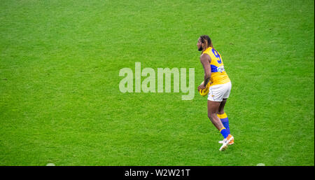 West Coast Eagles Fußballer Nic Naitanui Aufwärmen vor der westlichen Derby an Optus Stadion Perth Western Australia. Stockfoto