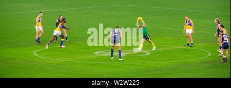 West Coast Eagles und Fremantle Dockers Nic Naitanui und Aaron Sandilands in Western Derby AFL-Spiel bei Optus Stadion Perth Western Australia. Stockfoto