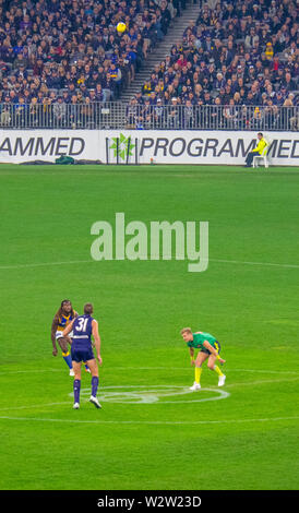 West Coast Eagles und Fremantle Dockers Nic Naitanui und Aaron Sandilands in Western Derby AFL-Spiel bei Optus Stadion Perth Western Australia. Stockfoto