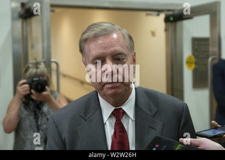 Washington, District of Columbia, USA. 10. Juli 2019. United States Senator Lindsey Graham (Republikaner von South Carolina) kommt zu einer geschlossenen Tür Briefing auf amerikanischen Wahl Sicherheit auf dem Capitol Hill in Washington, DC, USA am 10. Juli 2019. Credit: Stefani Reynolds/CNP/ZUMA Draht/Alamy leben Nachrichten Stockfoto