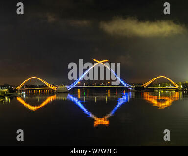 Die Matagarup Brücke über den Swan River bis in der Nacht in West Coast Eagles Farben Perth Western Australia beleuchtet. Stockfoto