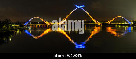 Die Matagarup Brücke über den Swan River bis in der Nacht in West Coast Eagles Farben Perth Western Australia beleuchtet. Stockfoto