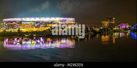 Optus Stadion am Ufer des Swan River, in der Nacht in Fremantle Dockers Football Club Farben Perth Western Australia beleuchtet. Stockfoto