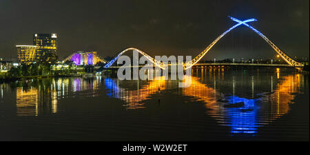 Die Matagarup Brücke über den Swan River bis in der Nacht in West Coast Eagles Farben Perth Western Australia beleuchtet. Stockfoto