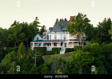 Victorian House auf der West Täuschungen von Mackinac Island über den Lake Michigan auf der Suche gehockt Stockfoto