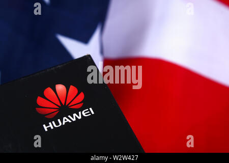 Handy Firma Huawei auf dem Hintergrund der Flagge und USA Dollar. Die Konfrontation der Länder, USA und China. Business. Stavropol, Juni 2019 Stockfoto