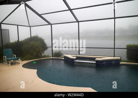 Pool und Gitter Käfig in der Mitte von einem regenguss Gewitter kissimmee Florida USA Vereinigte Staaten von Amerika Stockfoto