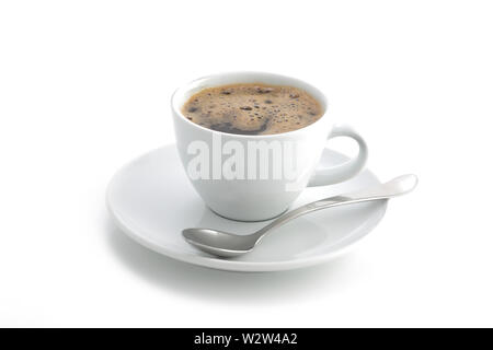 Eine weiße Tasse und Untertasse und Löffel Kaffee schwarz auf weißem Hintergrund Stockfoto