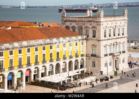 Luftbild von der Arco ad Rua Augusta der Geschäfte und Gebäude auf der südöstlichen Seite des Platzes am Praço tun Comrcio, Lissabon, Portugal Stockfoto