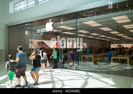 Menschen zu Fuß vorbei an der Apple Store in der Florida Mall geschlossenen Shopping Mall Orlando Florida USA Vereinigte Staaten von Amerika Stockfoto