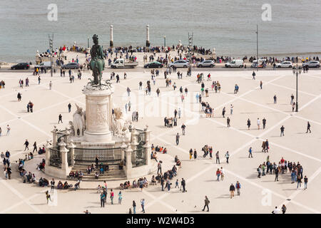 Luftbild von der Arco da Rua Augusta der Statue von König José I an der Praça do Comércio, Lissabon, Portugal aus auf den Fluss Tajo. Stockfoto