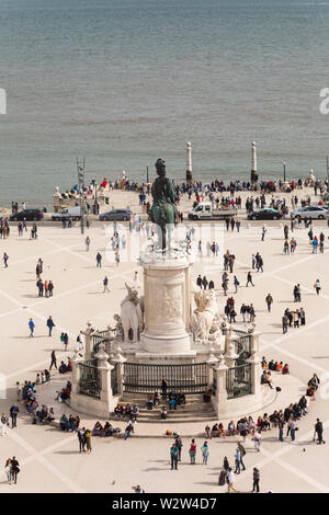 Luftbild von der Arco da Rua Augusta der Statue von König José I an der Praça do Comércio, Lissabon, Portugal aus auf den Fluss Tajo. Stockfoto
