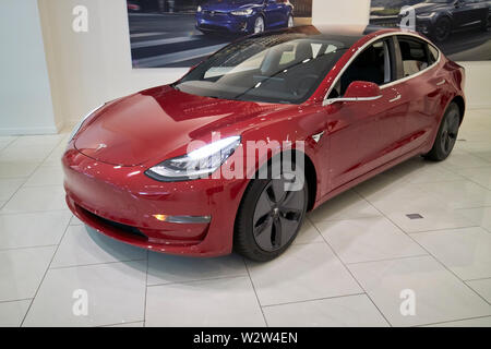 Red Tesla Modell 3 in einem Tesla Galerie Showroom in Florida USA Vereinigte Staaten von Amerika Stockfoto