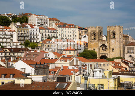 Blick von der Arco da Rua Augusta über die Dächer der Gebäude im Stadtzentrum von Lissabon, Portugal an der Vorderseite des alten historischen Kathedrale von Lissabon Stockfoto