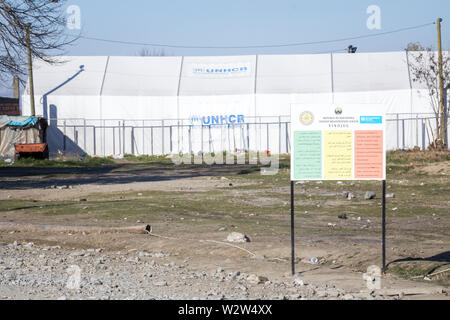 GEVGELIJA, MAZEDONIEN - Dezember 13, 2015: Eingang des UNHCR Vinojug Flüchtlingslager in der Nähe der Stadt Eidomeni Idomeni in Griechenland an der Grenze zu Mazedonien, Stockfoto