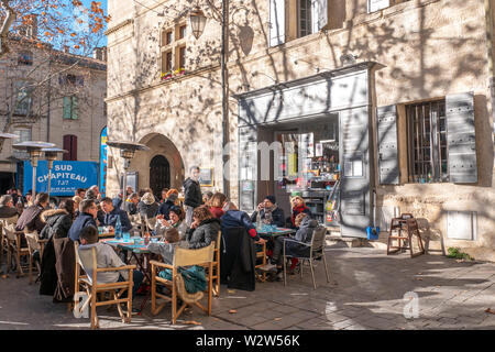 Uzès, Frankreich - Januar 19, 2019: Der Markt des Platzes Herbes in Uzès, Frankreich Stockfoto