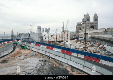 MARSEILLE, Frankreich - 20 April 2009: Panorama der Baustelle von Euromediterrannee mit La großen Kathedrale im Hintergrund. Euromediterrannee ist Stockfoto