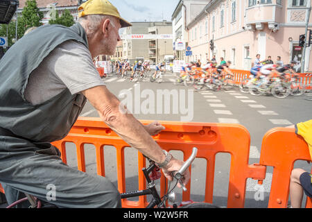 VRSAC, Serbien - 20. JUNI 2015: Alter Mann, ein Bewunderer Radfahrer, Beobachtung der professionellen cyclistes mit Ihrem Rennrad vorbei vor ihm mit einer Stockfoto