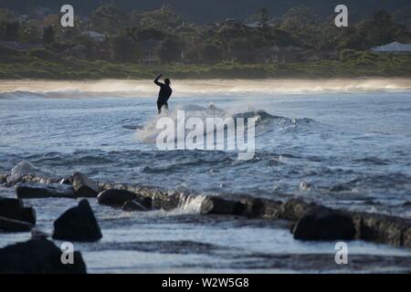 Surfen aus Bellambi Punkt Australien Stockfoto